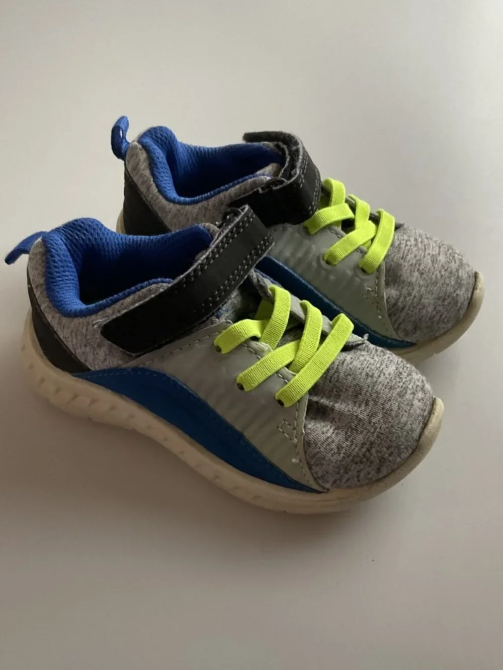 TODDLER SNEAKERS WITH HOOK AND LOOP CLOSURE